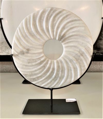 WHITE MARBLE RIBBED DISC ON IRON STAND