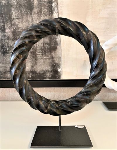BLACK MARBLE RING ON IRON STAND