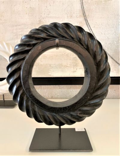 BLACK MARBLE TWISTED RING ON IRON STAND   