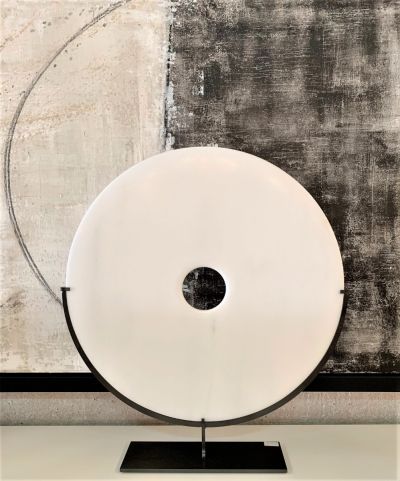 WHITE MARBLE DISC ON IRON STAND / XL 